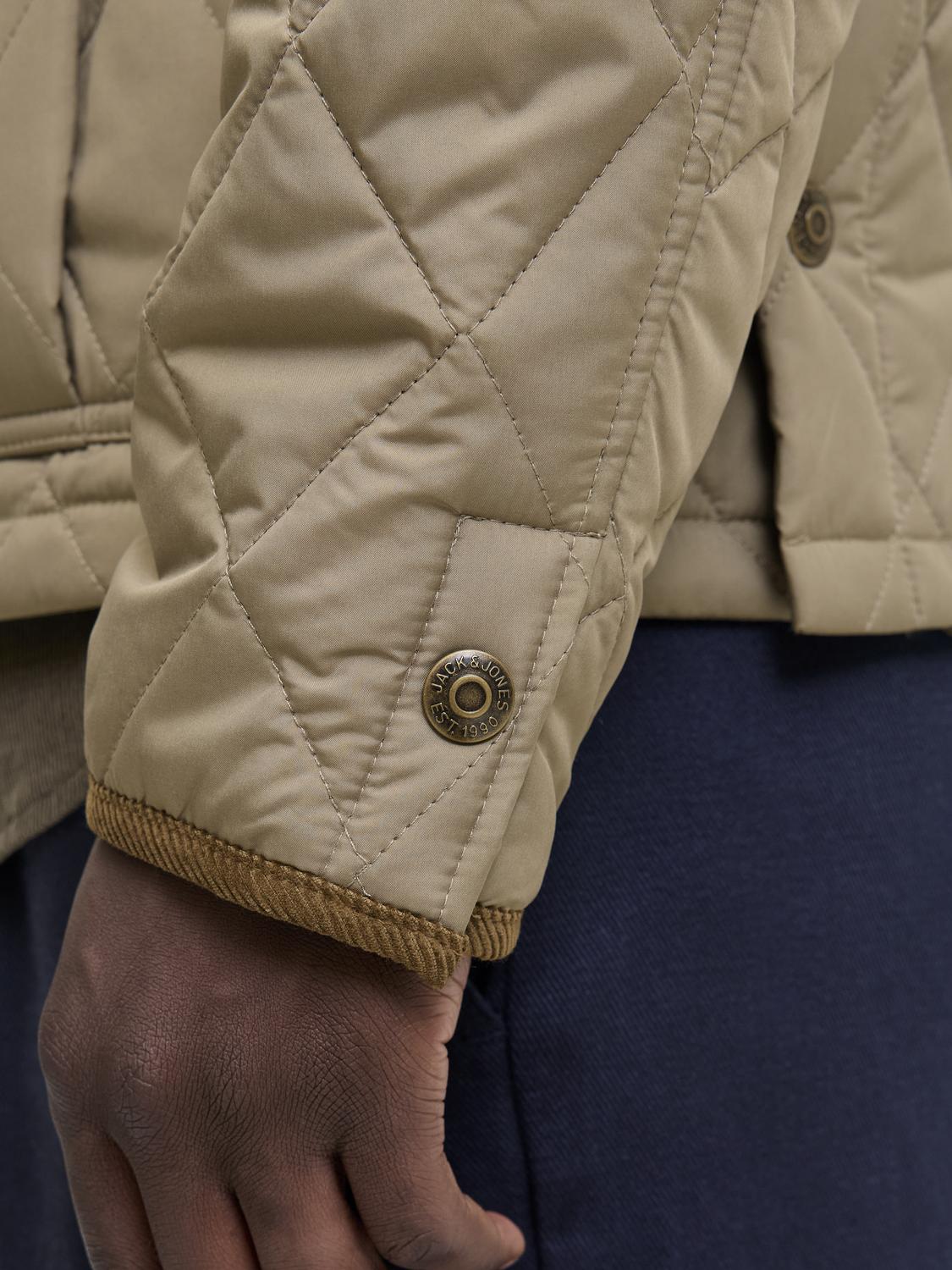 أكمام بزراير بتصميم أنيق ومميز سترة جاك اند جونز المبطن 