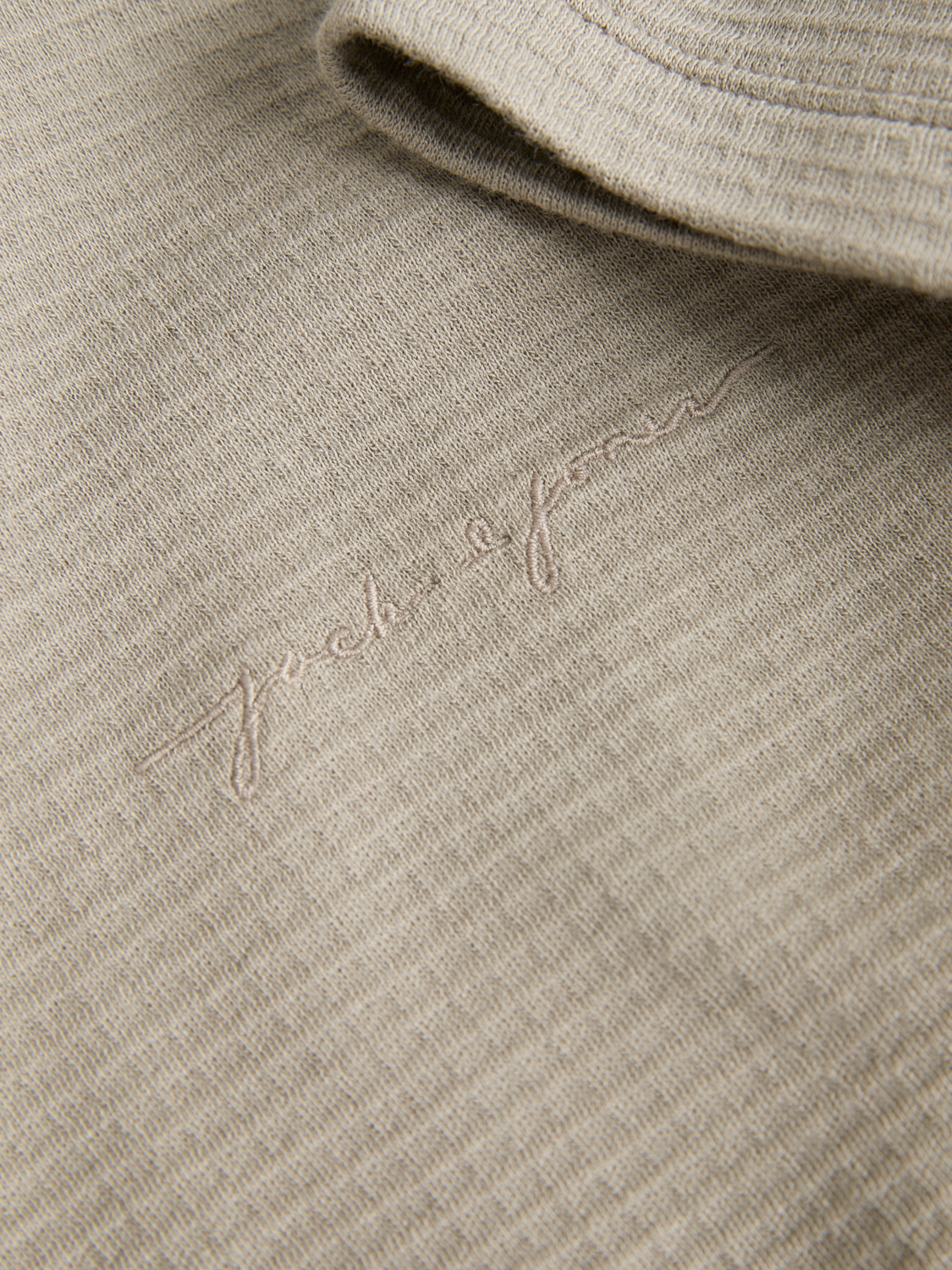 قميص بولو رجالي قطن نص كم كاكي من جاك آند جونز مع بنطلون كاجوال