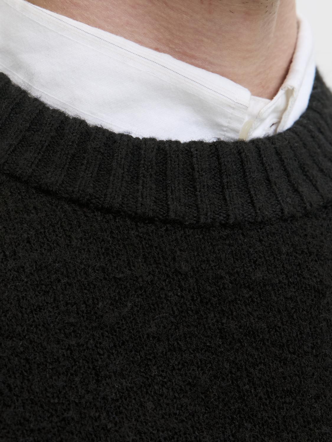 بلوفر JORBEDFORD الأسود مناسب للارتداء اليومي والمكتب.
