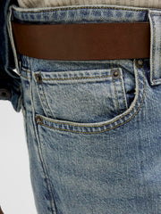 صورة مقربة لإغلاق بنطال جينز رجالي أزرق