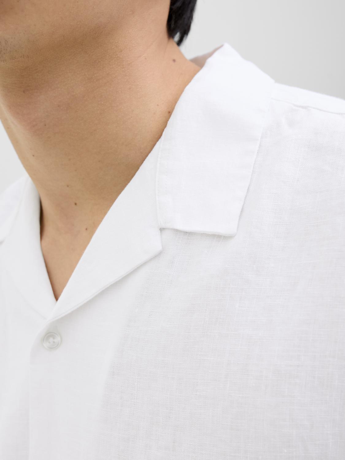 ياقة سبليت أنيقة بتفاصيل نظيفة