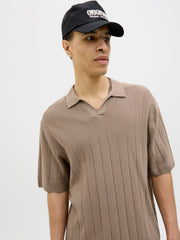 بولو شيرت رجالي محبوك JORVARENNA Silver Sage من جاك آند جونز بإطلالة جانبية.