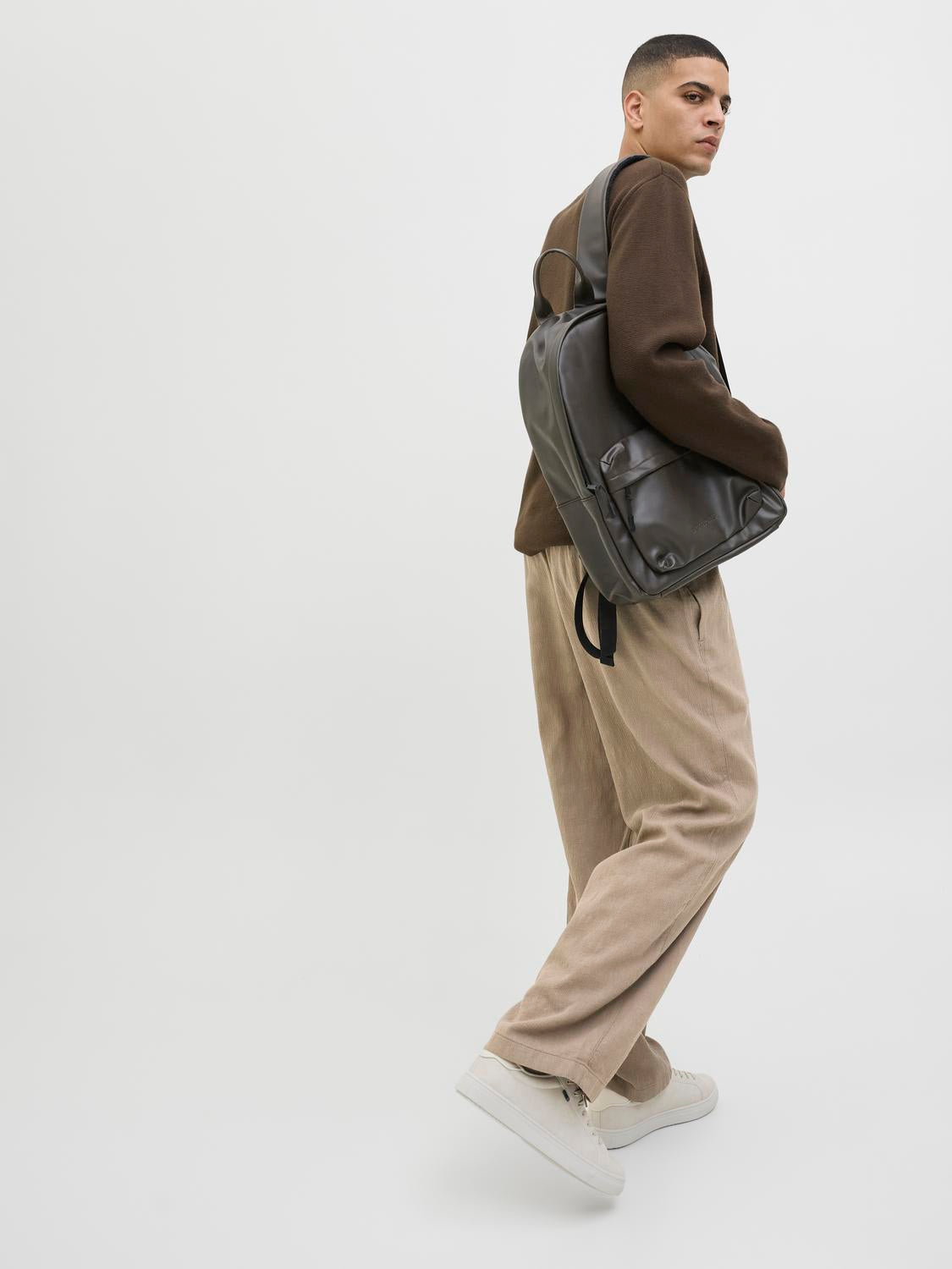 model_shot-creative