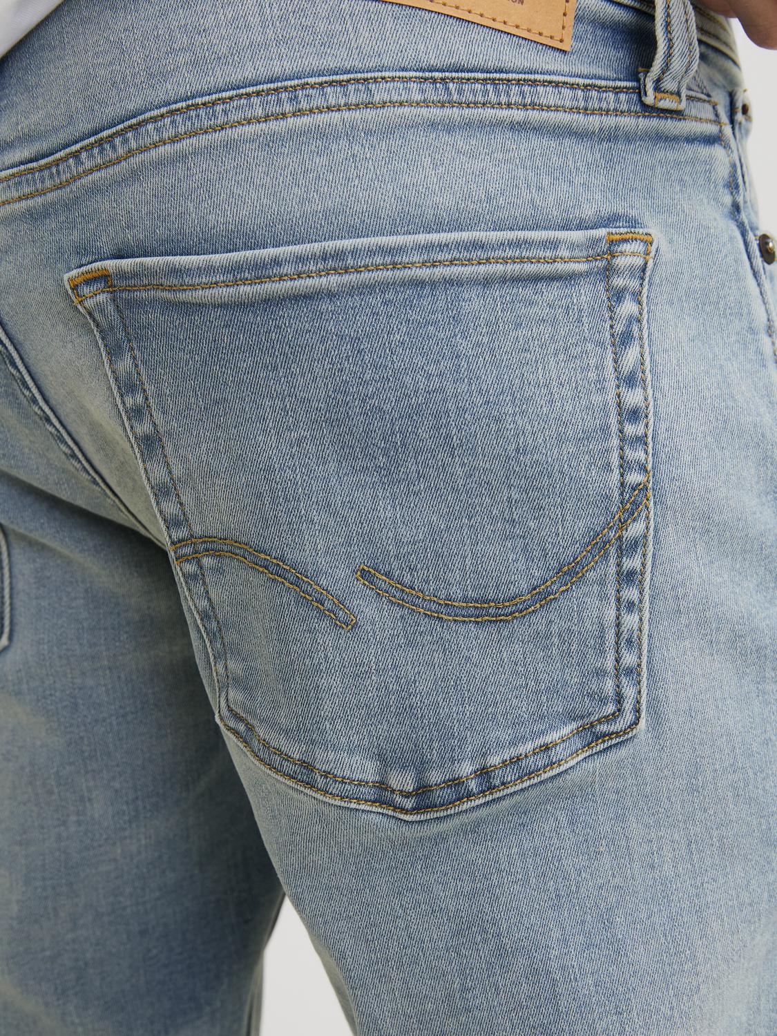 تفاصيل الجينز جيجيلين الأزرق من الخلف مع جيوب تقليدية ومظهر عصري