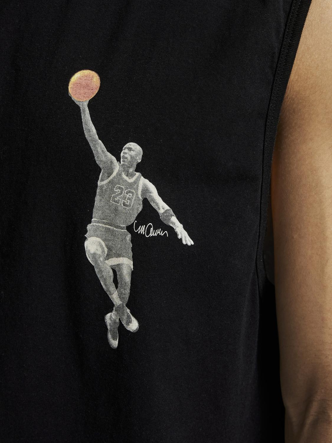 صورة مقربة لتفاصيل القماش والطباعة.