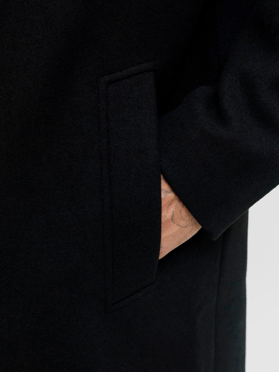 تصميم الجيب في معطف جاك آند جونز الأسود الأنيق
