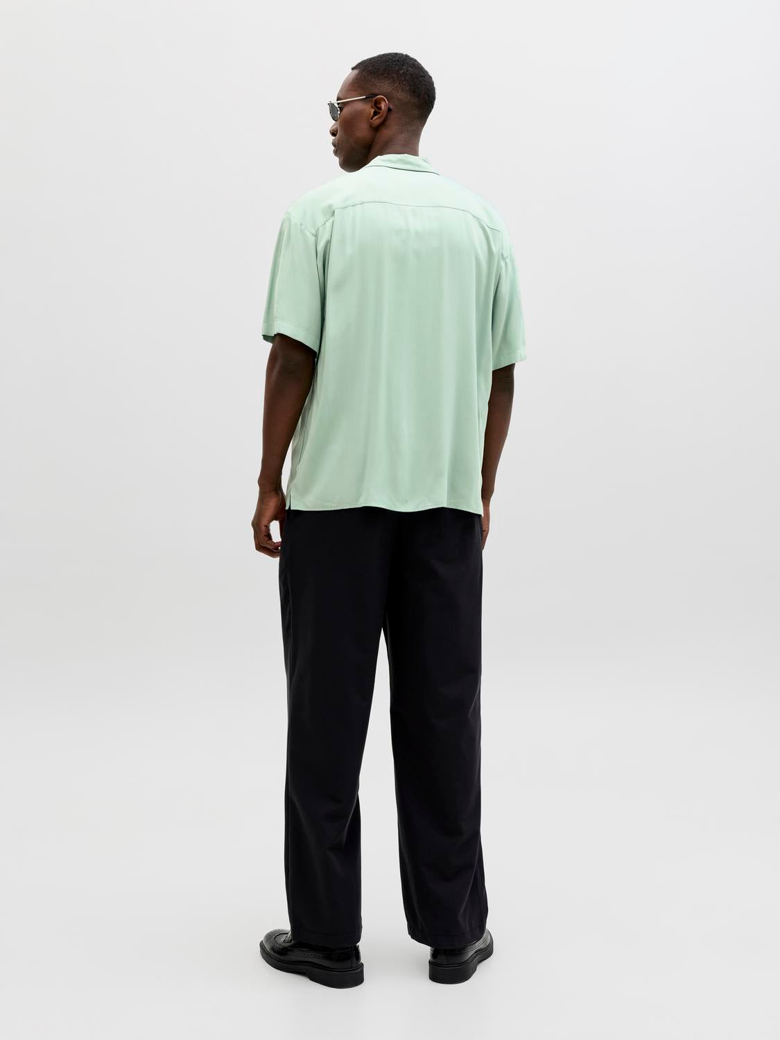 model_shot-back