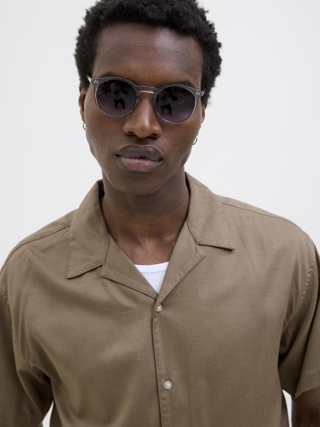 إطلالة أمامية للقميص الرجالي بلون بني دافئ