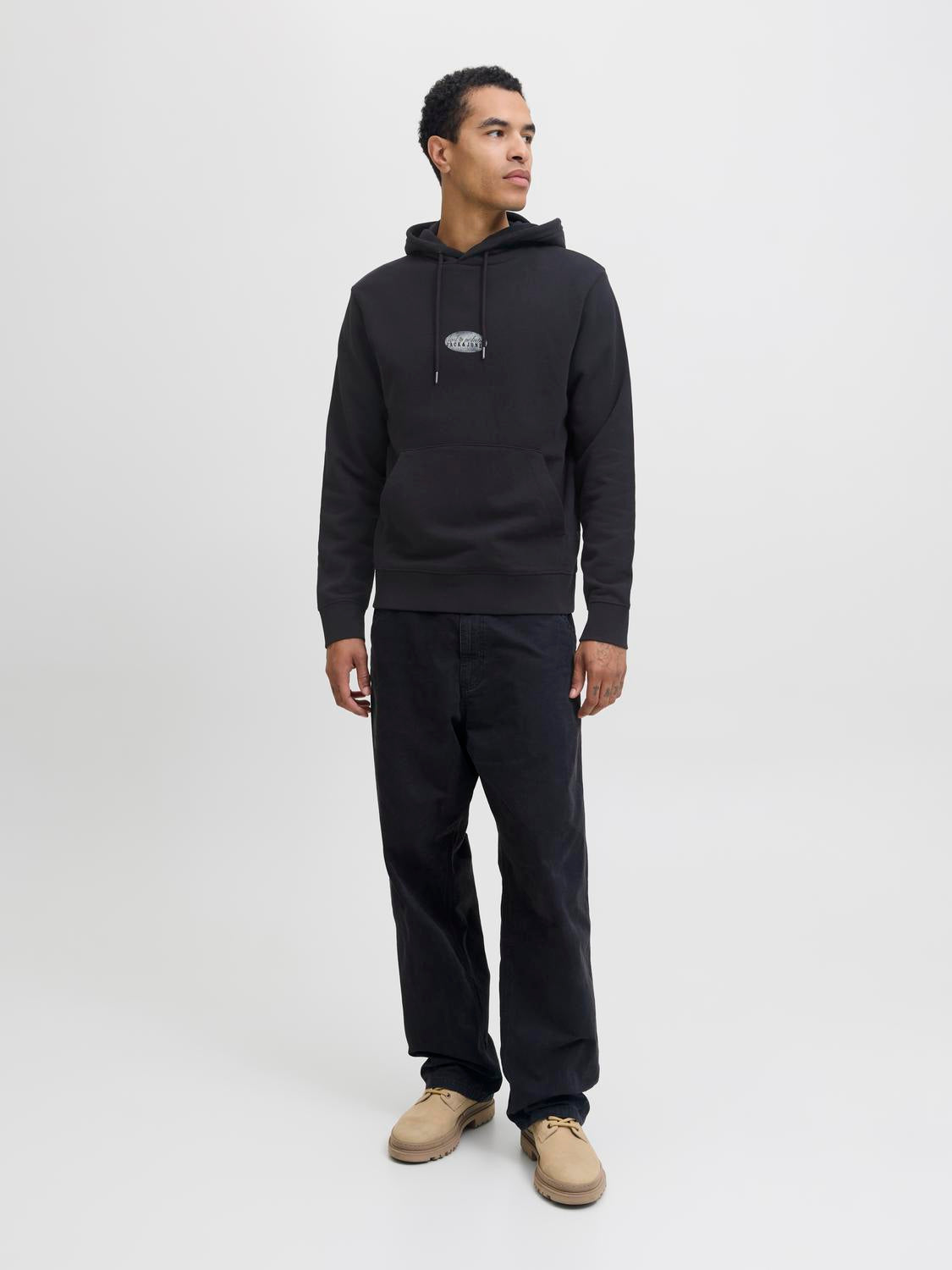 هودي جاك آند جونز بقلنسوة، لون أسود داكن، طباعة أمامية بسيطة.
