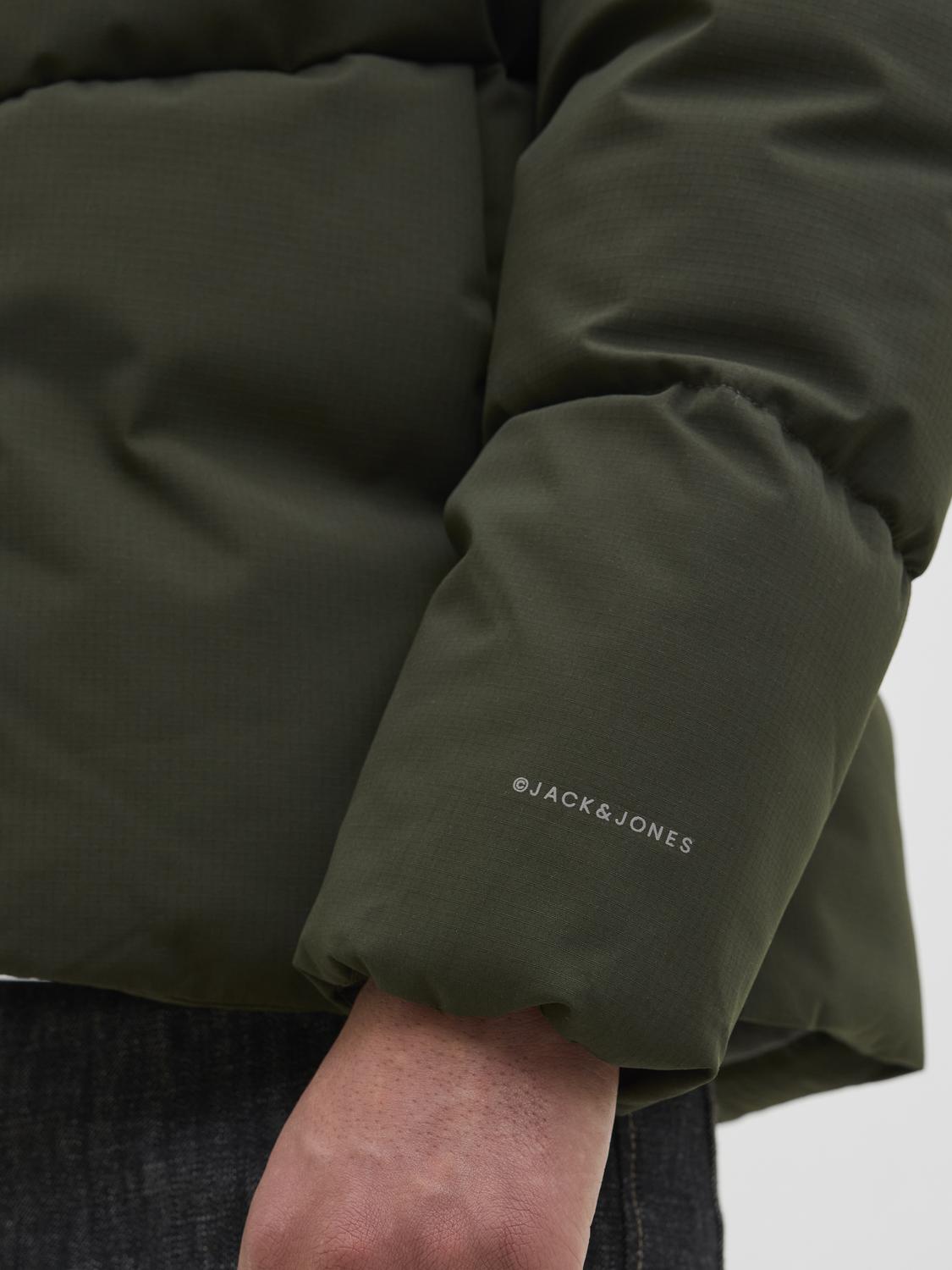 جودة نسيج جاكيت جاك آند جونز المنسوج تضمن المتانة والشكل الثابت في جميع الظروف الجوية.