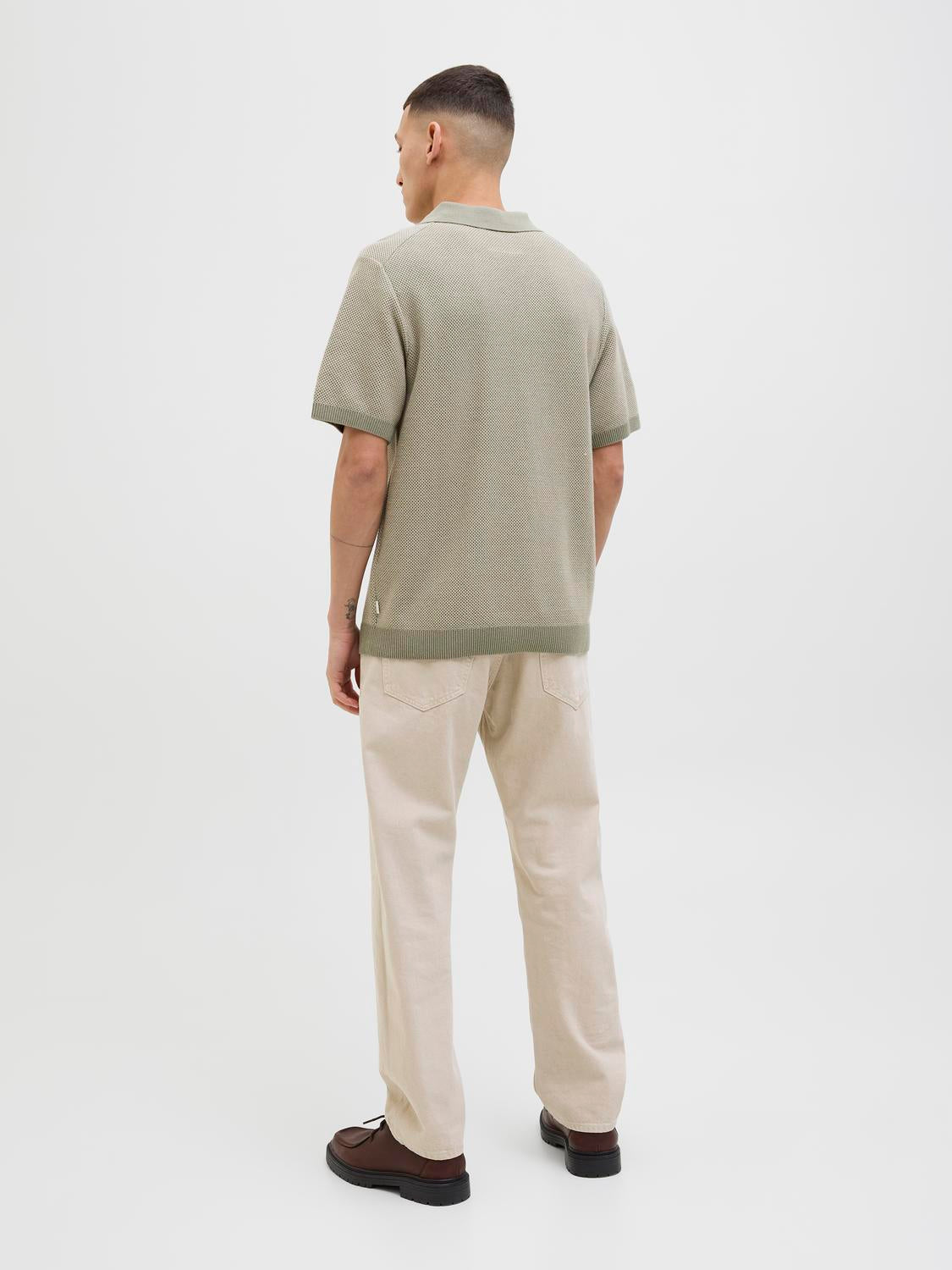 إطلالة كاملة بالتيشيرت القطني الرجالي من الخلف