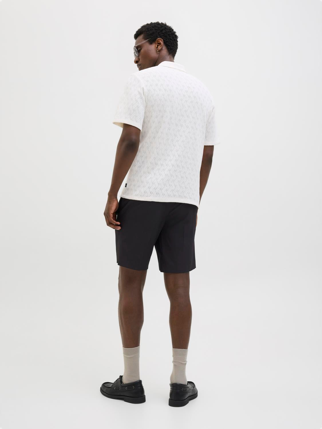 شورت تشينو رجالي أسود من جاك آند جونز – ستايل كاجوال أنيق لصيف 2025