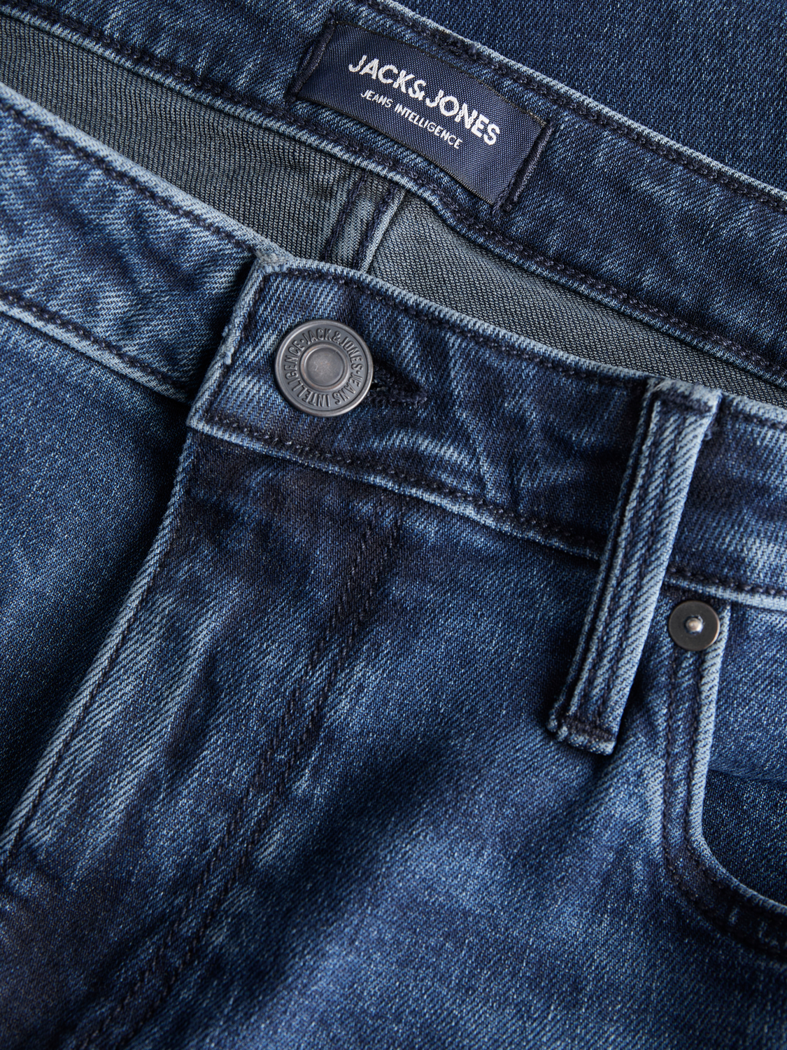 تفاصيل القماش والخصر في شورت دنيم رجالي أزرق