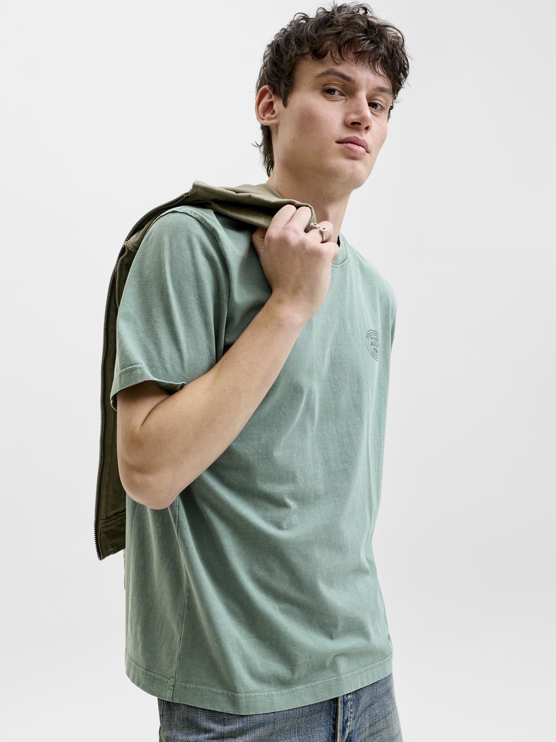 model_shot-creative