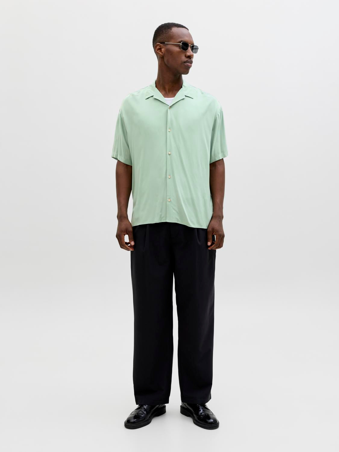 model_shot-front_full