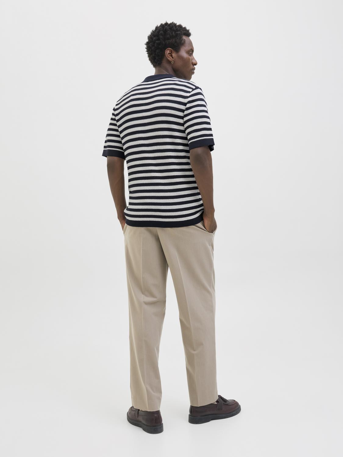 عرض خلفي لقميص بولو رجالي قطن نص كم من جاك آند جونز مع تفاصيل الخطوط.