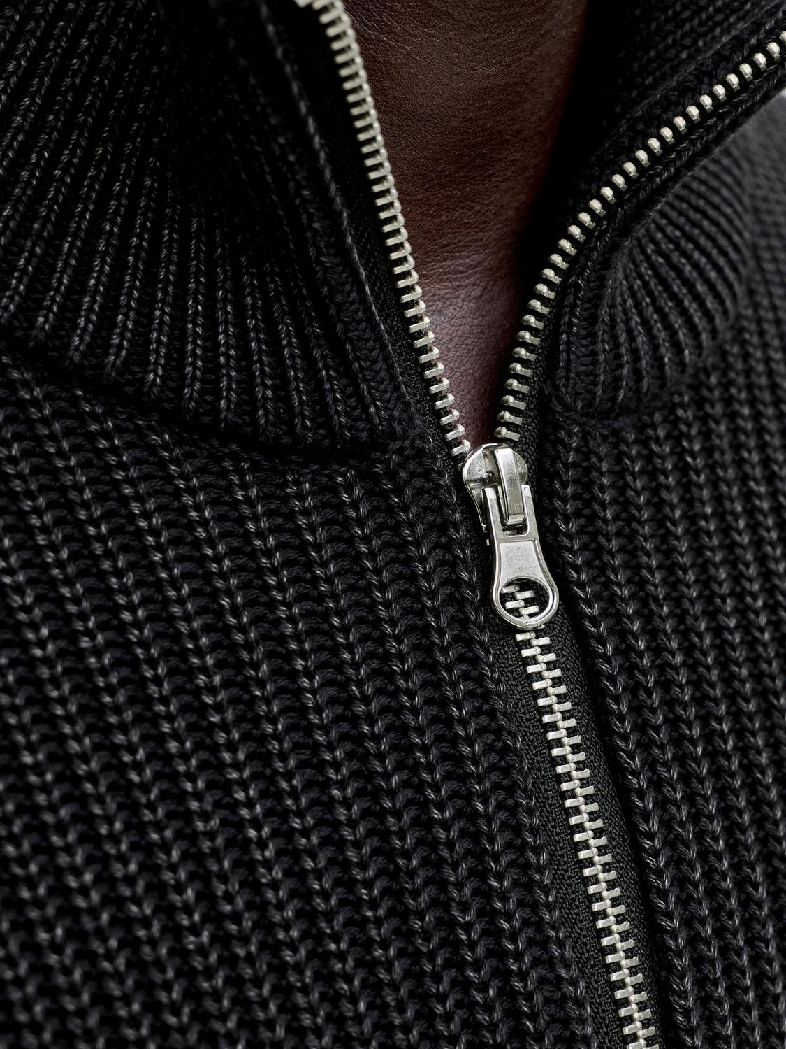 تفاصيل سحاب أمامي في بولفر أسود من جاك آند جونز
