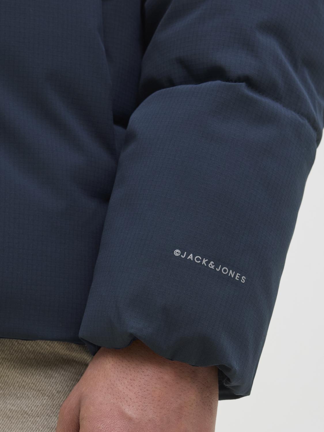 جاكيت جاك آند جونز المنتفخ: نسيج منسوج قوي وحشوة بوليستر معاد تدويره لدفء مستدام.