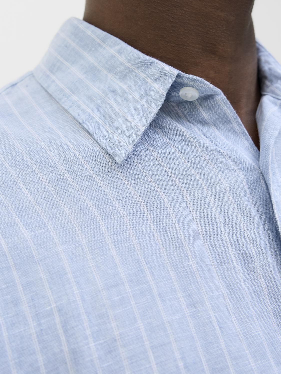 ياقة كلاسيكية وتصميم أنيق للأزرار