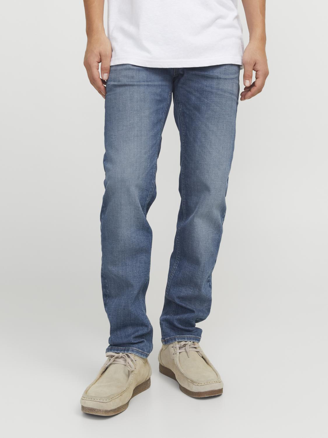 بنطلون جينز جيجيمايك الأزرق يظهر من الأمام مع تفاصيل جيوب الخمس الكلاسيكية