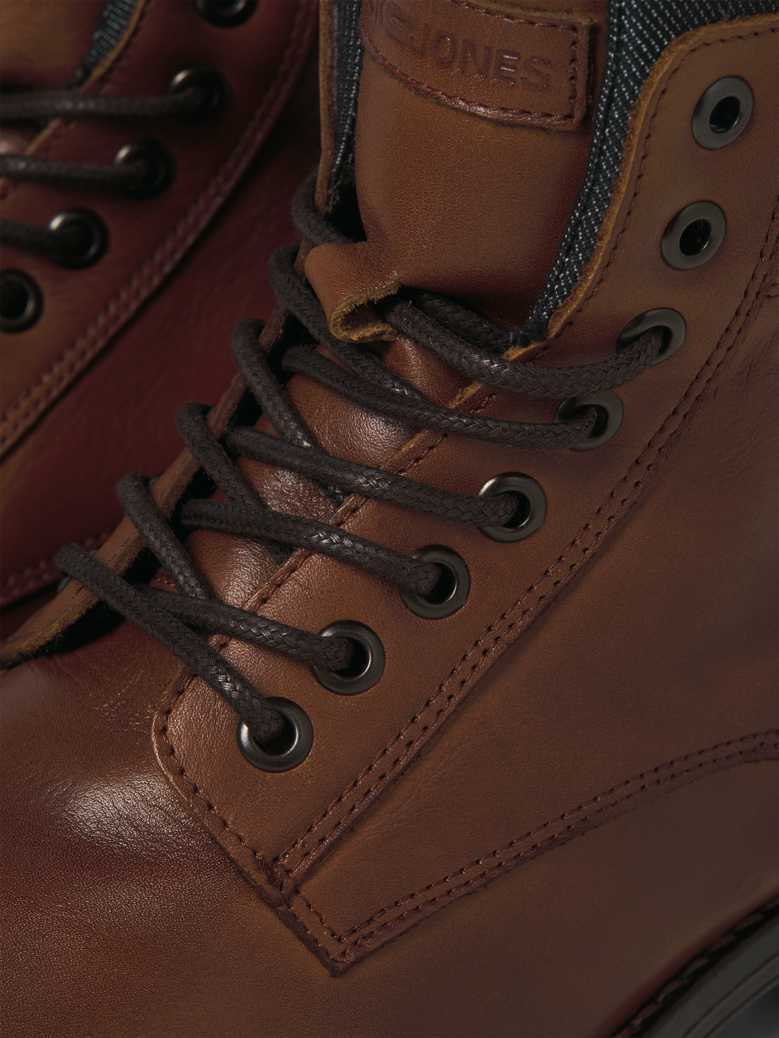 لقطة قريبة لتفاصيل الأربطة والخياطة الدقيقة في هاف بوت رجالي كلاسيك