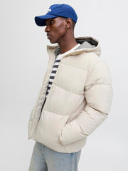 ياقة مرتفعة تضمن الدفء والحماية، تبرز التصميم القوي في جاكيت جاك آند جونز.