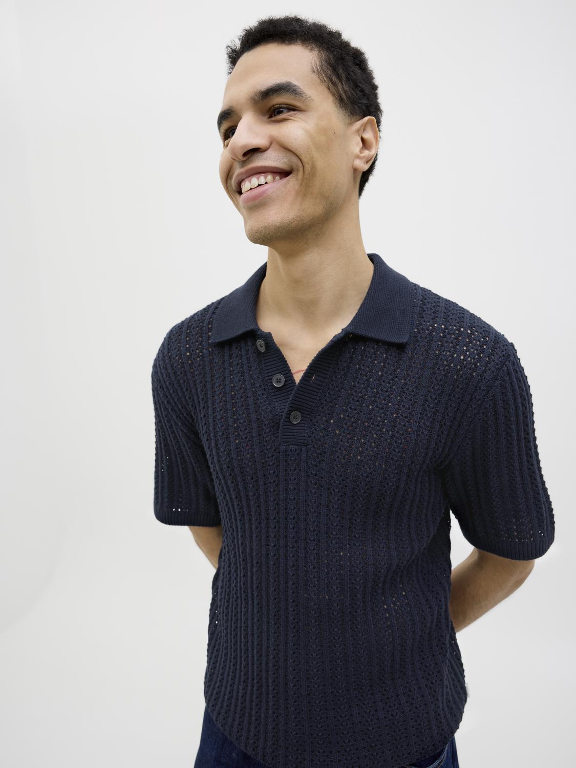 تصميم الأزرار الأمامية بتفصيل محبوك – بولو رجالي صيفي