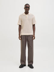 رجل يرتدي بولو رجالي صيفي بلون وايت كاب جراي – واجهة أمامية كاملة