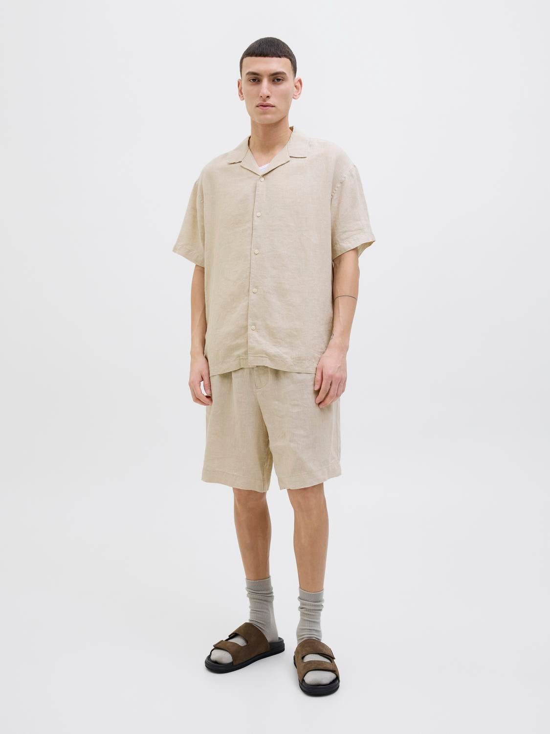 قميص رجالي صيفي من جاك آند جونز بلون فضي لامع – راحة وأناقة في الصيف