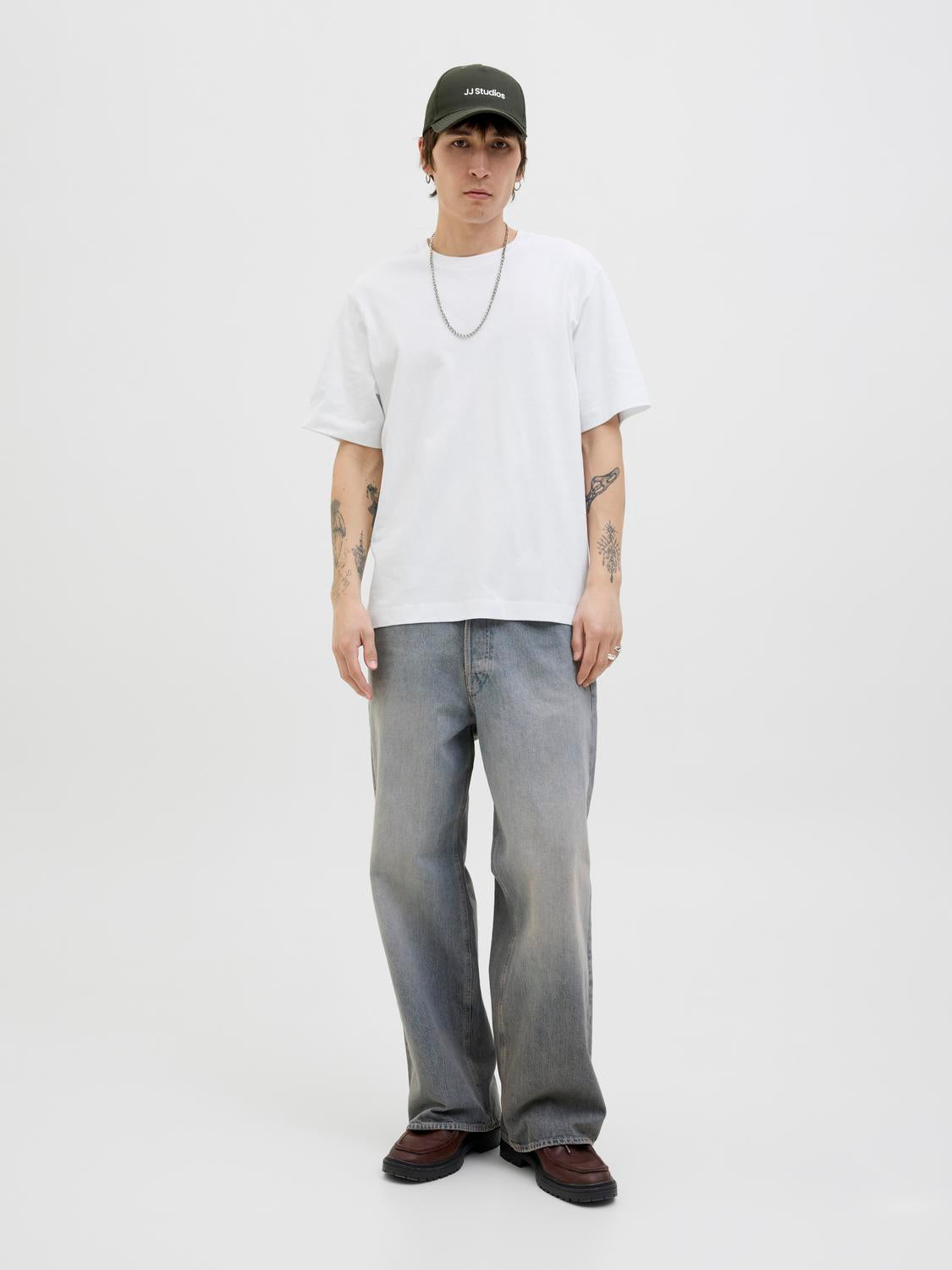 model_shot-front_full