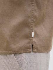 إطلالة جانبية للقميص الرجالي