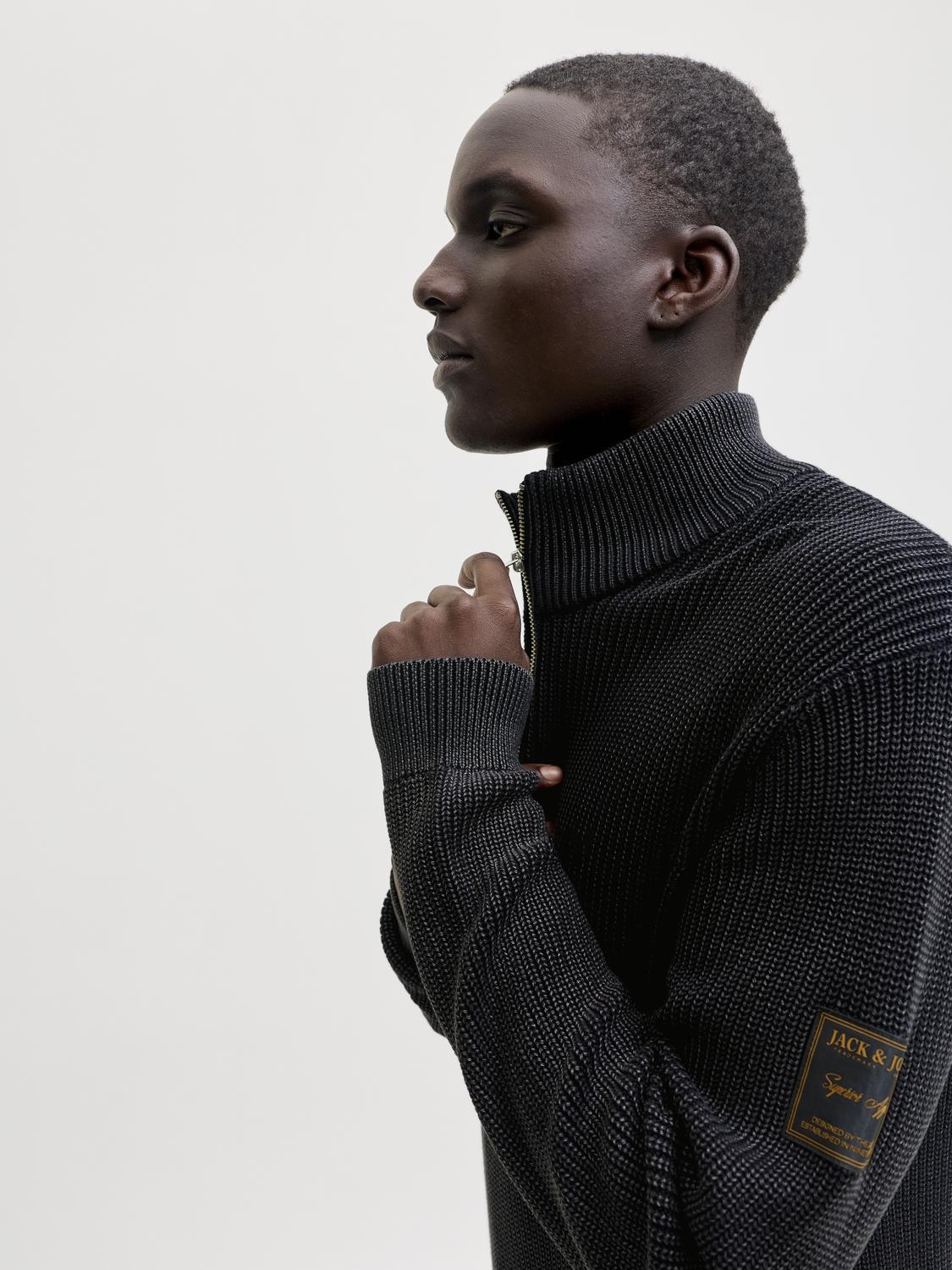 ياقة مرتفعة لبولفر أسود أنيق من جاك آند جونز 
