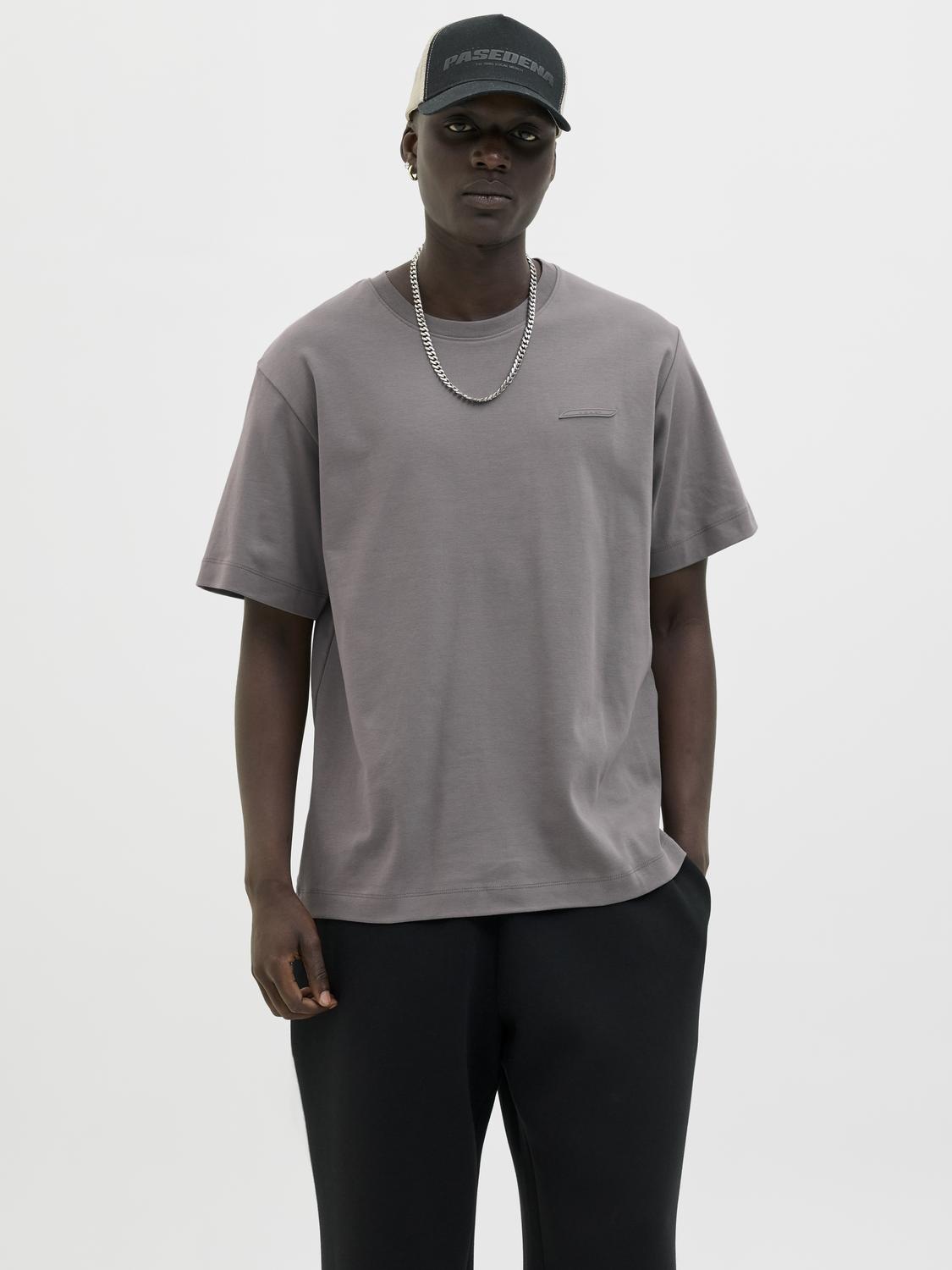 تيشيرت رجالي رمادي City Skyline من جاك آند جونز بإطلالة جانبية.