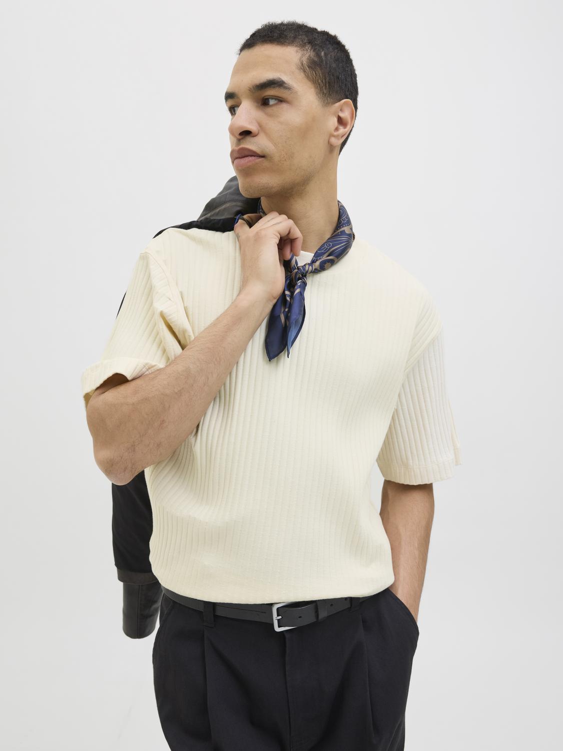  تفاصيل خامة محبوكة لتيشيرت رجالي نص كم لون Antique White من جاك آند جونز