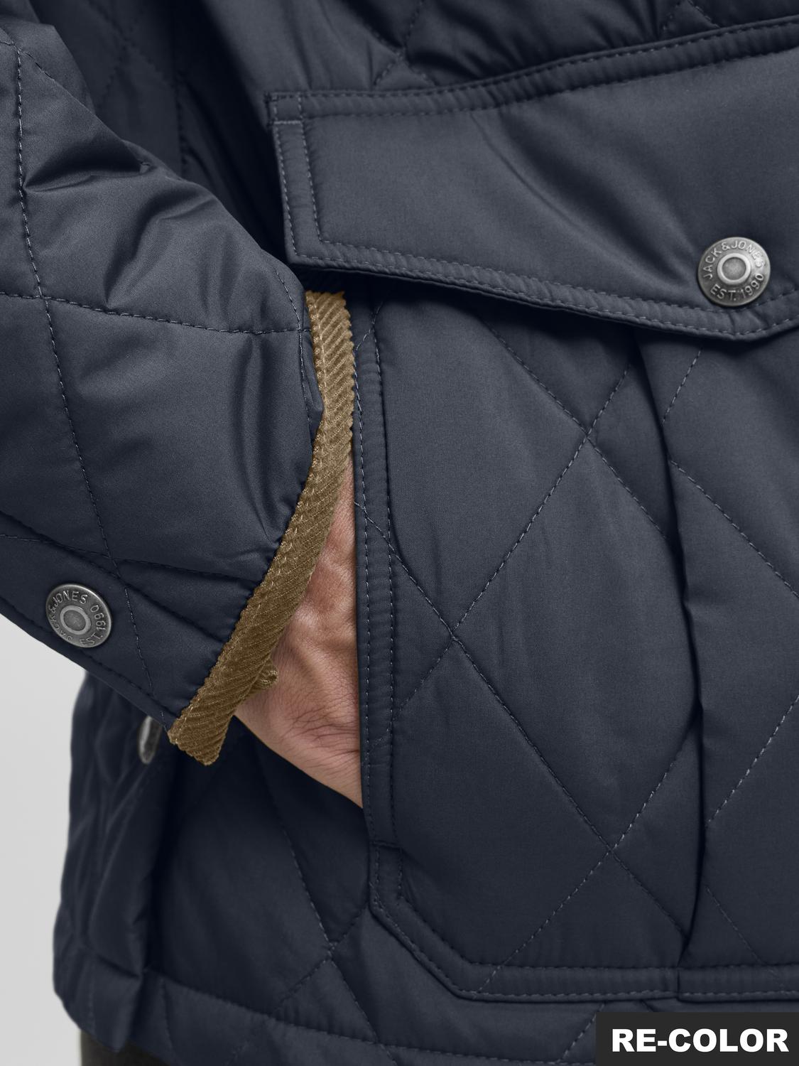 جيوب جانبية للتدفئة بتصميم مميز جاكيت جاك آند جونز   