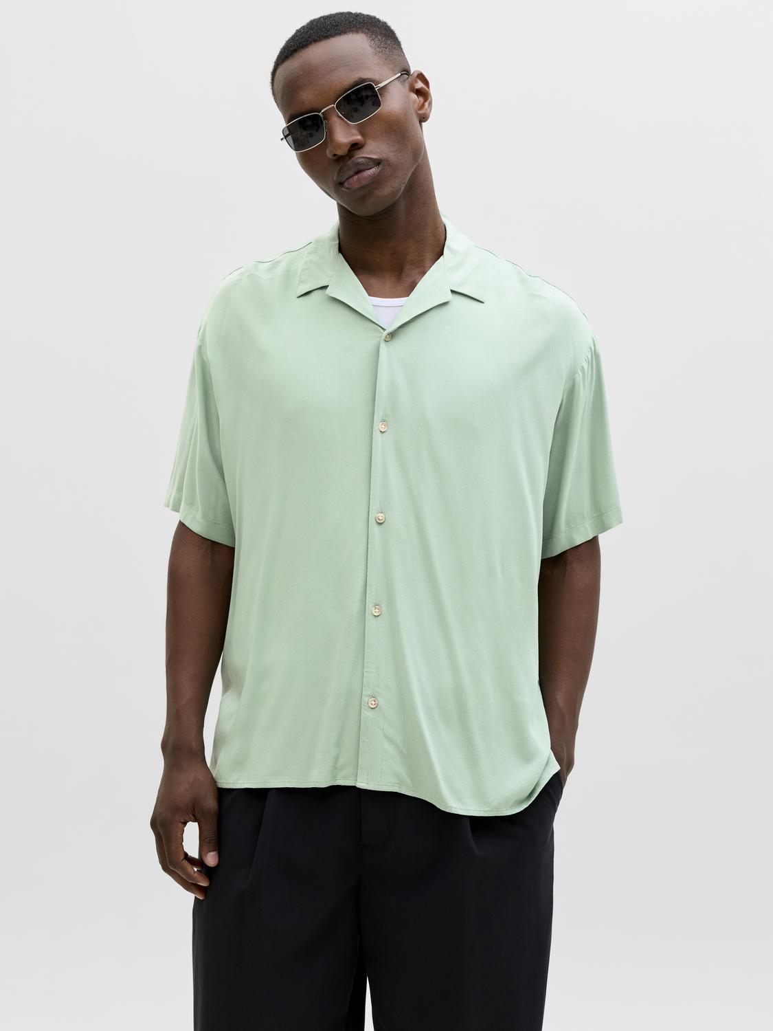 model_shot-front
