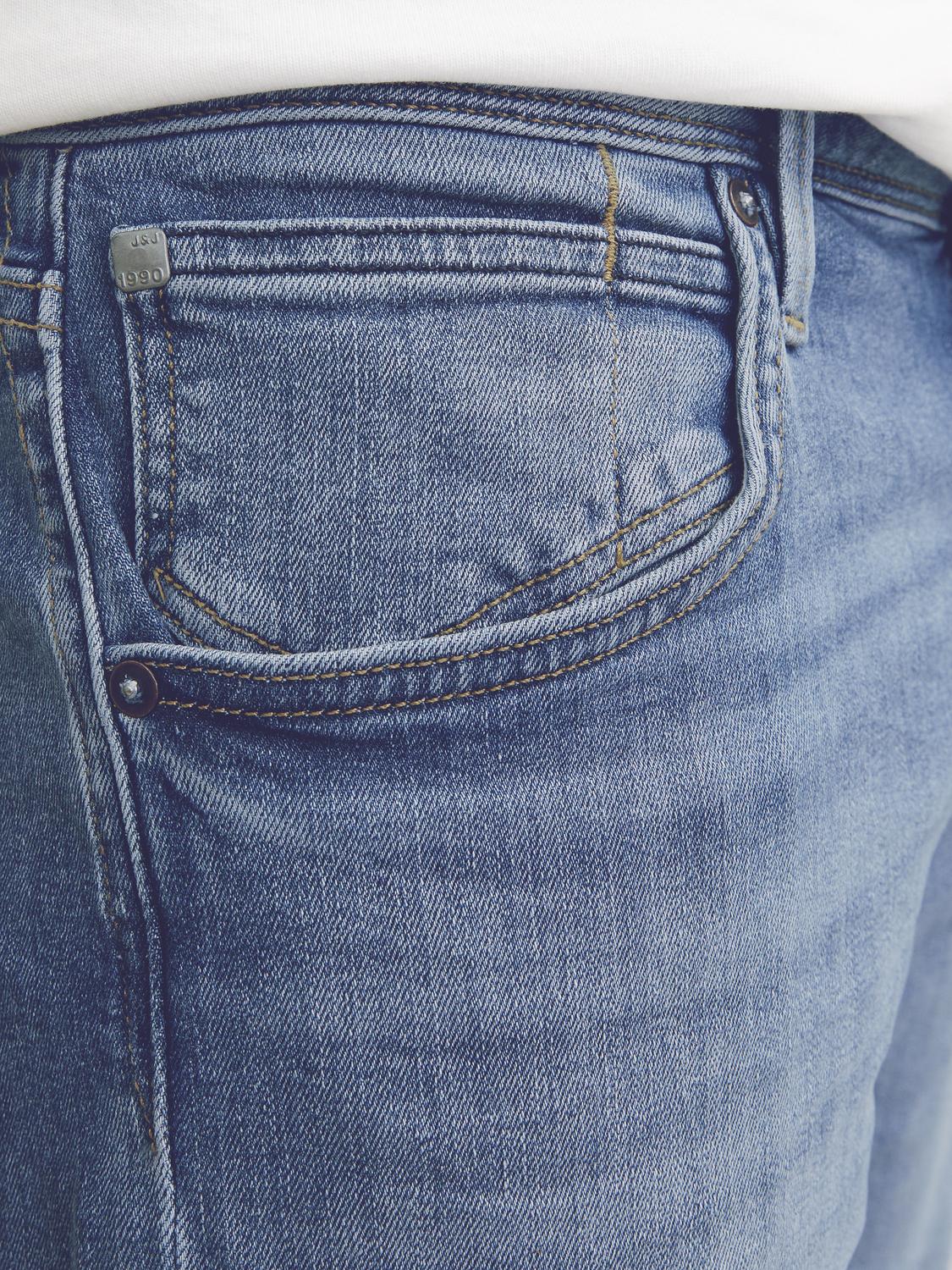 تفاصيل الجيب الأمامي والمسمار المعدني لشورت جينز رجالي