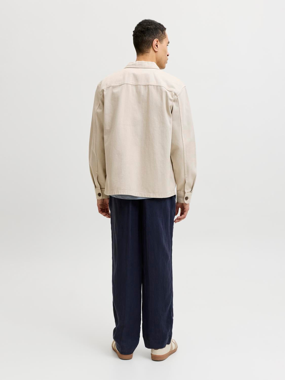model_shot-back