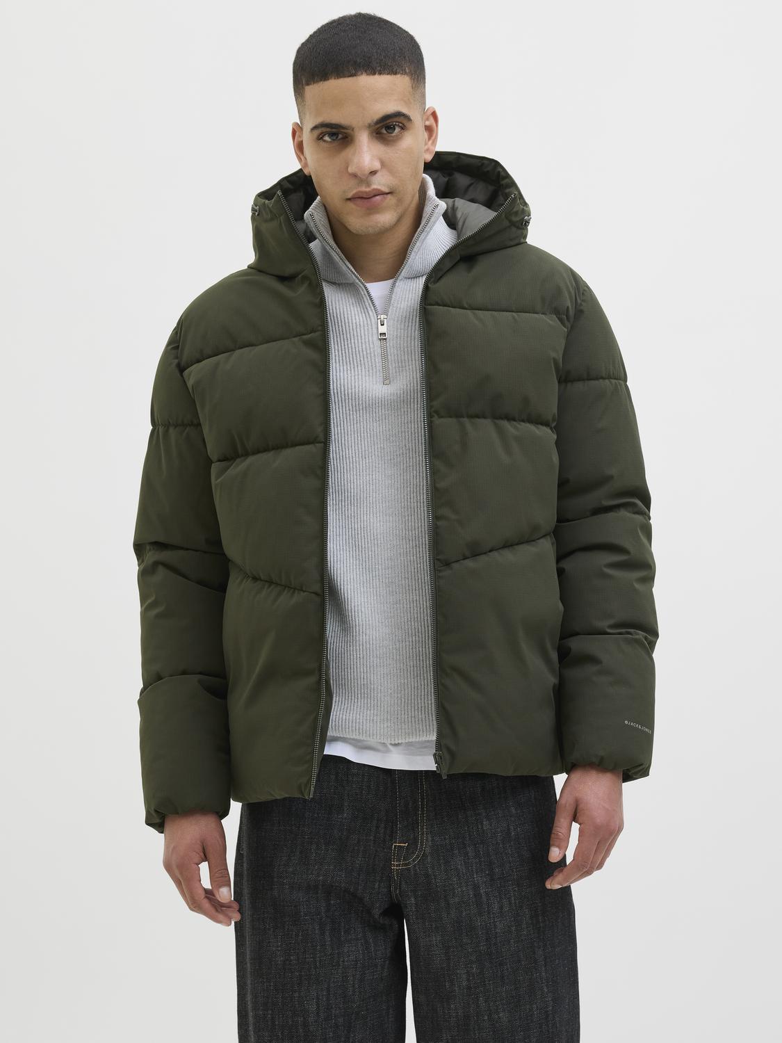 جاكيت جاك آند جونز المنتفخ: تصميم عملي بقصة مريحة تمنحك حرية الحركة والقدرة على تنسيق الطبقات.