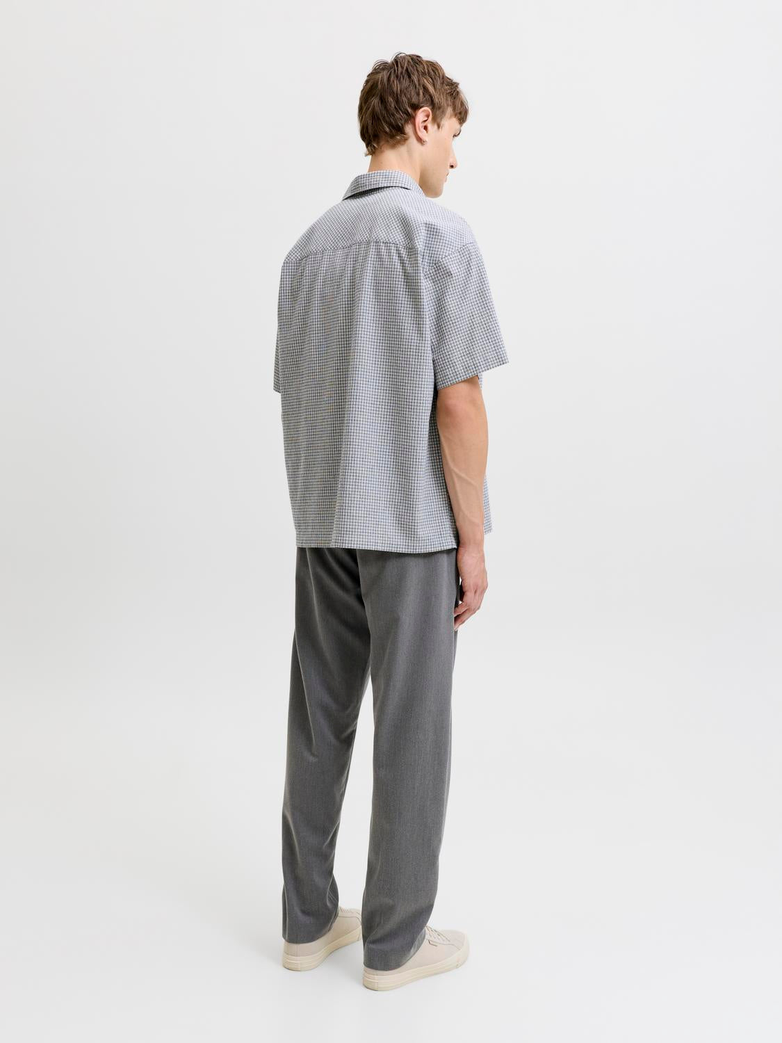 model_shot-back