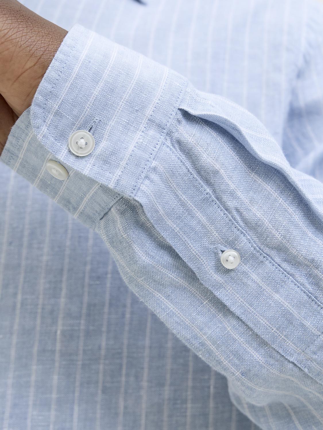 ياقة كلاسيكية وتصميم أنيق للأزرار